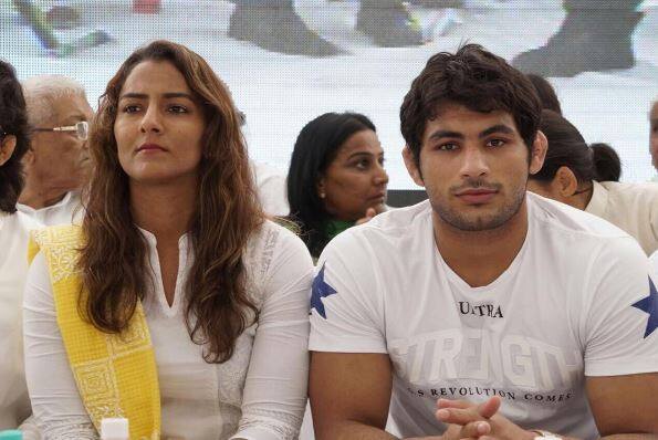 खास बात ये है कि गीता की ये कार कई हाइटेक फीचर्स से लैस है. कार 9 स्पीड ऑटोमैटिक गियरबॉक्स के साथ आती है. ये डीज़ल वैरियंट में भी उपलब्ध है. तस्वीर: सोशल मीडिया