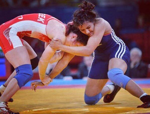 गीता फोगाट भारत की पहली महीला हैं, जिन्होंने कॉमनवेल्थ खेल 2010 कुश्ती में भारत को स्वर्ण पदक दिलाया था, बॉलीवुड फिल्म ‘दंगल’ के आने के बाद उन्हें पूरी दुनिया में पहचान मिली. दंगल फिल्म फोगट बहनों की जिंदगी पर ही आधारित है. तस्वीर: सोशल मीडिया