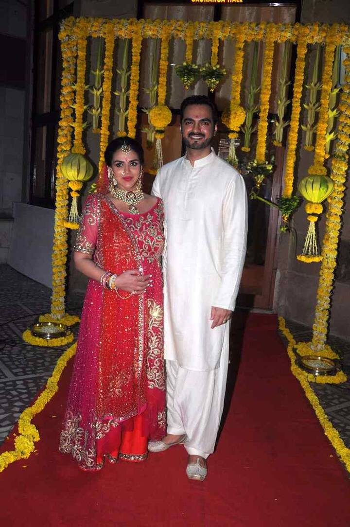हेमा मालिनी की बड़ी बेटी ईशा की ये गोदभराई की रस्म मुंबई के इस्कॅन टेंपल में की गई.