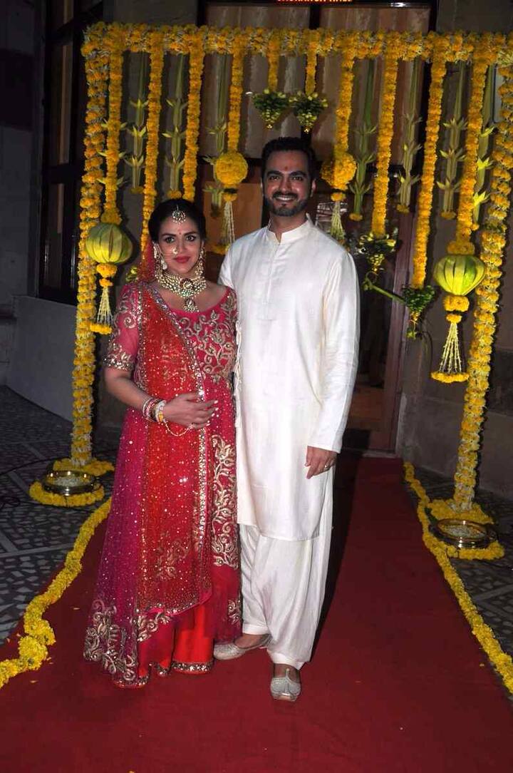 हेमा मालिनी इससे पहले अपनी छोटी बेटी अहाना से अपने नाती का चेहरा तो देख चुकी हैं.