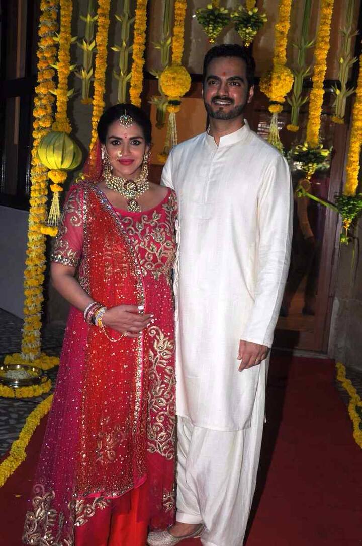 वहीं दूसरी तरफ ईशा ने अपने ससुराल का तरीका अपनाया. बताते चलें कि उनकी छोटी बहन अहाना ने भी ईशा के लिए खास गोद भराई का आयोजन किया.