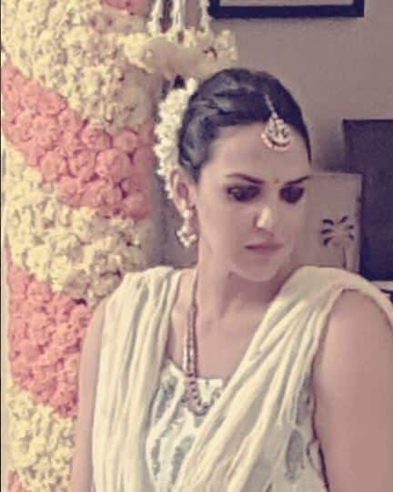 जल्द मां बनने जा रही अभिनेत्री ईशा देओल ने अपनी गोद भराई की तस्वीर सोशल मीडिया पर अपने प्रशंसकों के साथ शेयर की है. अभिनेत्री ने एक तस्वीर साझा करते हुए लिखा, ‘‘बेहद खुश हूं. आखिरकार वह पल आ गया. #गोदभराई #जश्न #ईशा देओल.’’ तस्वीर में अभिनेत्री सफेद लिबाज में बेहद खूबसूरत नजर आ रही हैं. उन्होंने जूड़ा बना कर उसमें गजरा लगा रखा था.