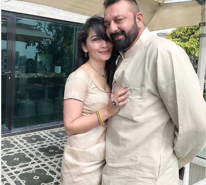 एक बार फिर बताते चलें कि इस आरती के दौरान उनकी सोशल मीडिया सेलिब्रिटी पत्नी मान्यता भी उनके साथ मौजूद थीं. उन्हें हम सोशल मीडिया सेलिब्रिटी इसलिए बुला रहे हैं क्योंकि इंस्टाग्राम पर उनके 474,000 फॉलोअर्स हैं और उनकी तस्वीरों और वीडियोज़ को बेशुमार प्यार मिलता है.