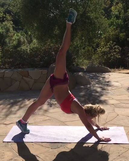 वर्कआउट सेशन के दौरान ब्रिटनी अलग-अलग एक्टिविटी करती नजर आईं.