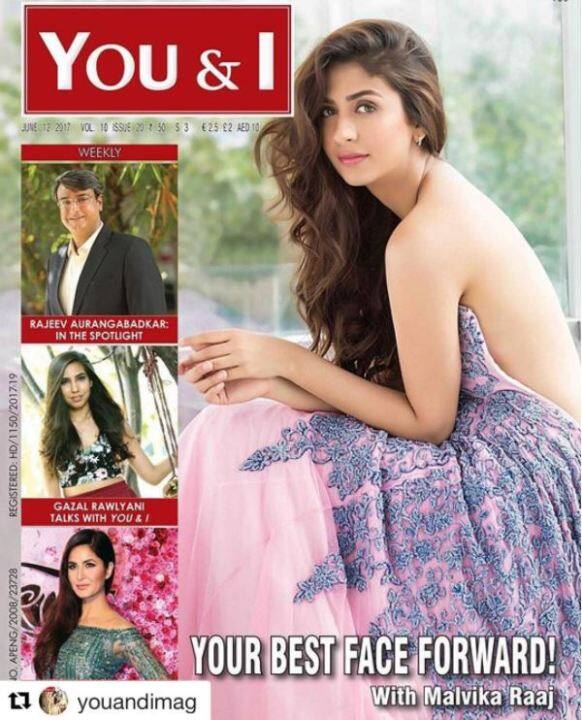 कुछ दिनों पहले मालविका ने 'यू एंड आई' नाम की मैगजीन के कवर पेज पर बैकलेस दिखी थीं.