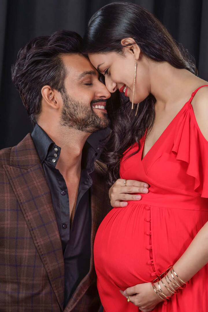 इस बेहद खूबसूरत तस्वीर के जरिये शुक्रवार को अभिनेता ने खुद ट्विटर पर इस खबर को अपने फैंस के साथ शेयर किया. इसमें सौरभ अपनी पत्नी के साथ नज़र आ रहे हैं. जिसमें उनका बेबी बंप साफ नजर आ रहा है.