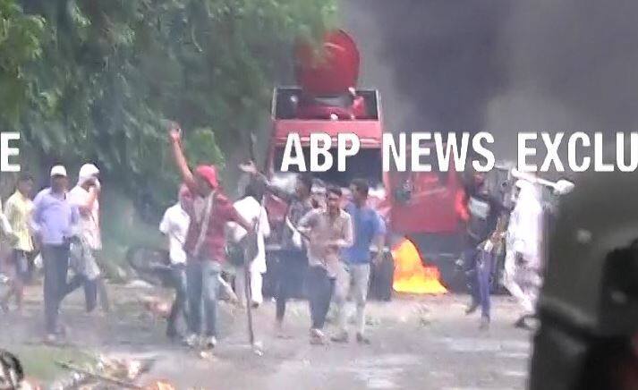 बठिंडा में रेलवे स्टेशन फूंका- राम रहीम पर फैसले के बाद बठिंडा के रेलवे स्टेशन को फूंक दिया गया है. मानसा में रेलवे स्टेशन को आग लगा दी है. मानसा में ही इनकम टैक्स दफ्तर में तोड़फोड़ की है. संगरूर में बिजलीघर को आग के हवाले कर दिया गया है. स्थिति को काबू में ना होते देख प्रशासन ने पंचकूला के अलग अलग इलाकों में कर्फ्यू लगा दिया गया है.
