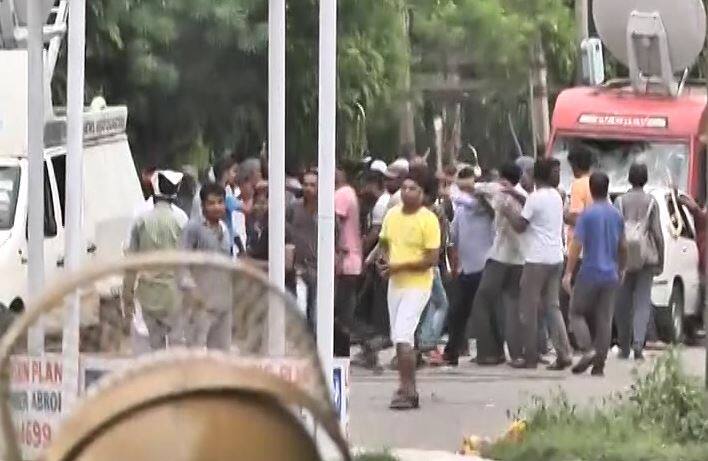 शिमला तक भी पहुंची उपद्रव की आग- डेरा समर्थकों ने शिमला हाईवे पर भी हंगामा किया और यहां वाहनों तोड़ा गया है, हाइवे से गुजरने वाली कारों को रोककर तोड़ा जा रहा है.