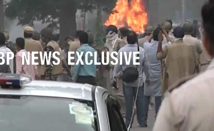 दिल्ली और उत्तराखंड को भी किया गया एलर्ट- हिंसा के बाद दिल्ली और उत्तराखंड में हाई अलर्ट जारी कर दिया गया है.