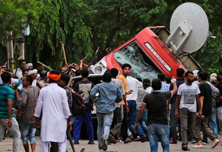 राम रहीम के समर्थकों ने पंचकूला में आज तक, टाइम्स नाउ और एनडीटीवी न्यूज़ चैनल की ओबी वैन को आग के हवाले कर दिया. राम मंडी इलाके में समर्थकों ने टेलीफोन एक्सचेंज को आग लगा दी.