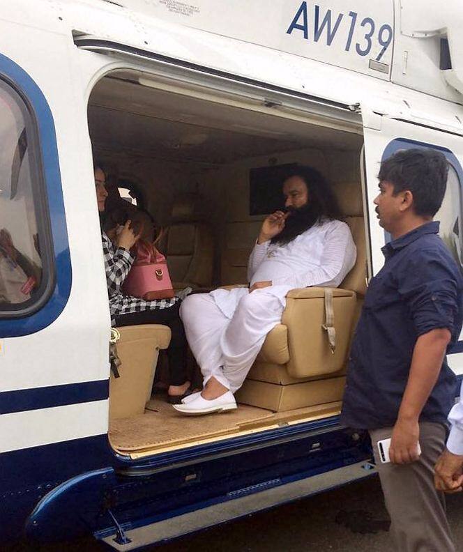  सीबीआई के न्यायाधीश जगदीप सिंह ने 50 साल के गुरमीत राम रहीम को साल 2002 के एक मामले में आज दोषी ठहराया. उन पर दो महिला अनुयायियों के यौन शोषण का आरोप लगाया गया था.