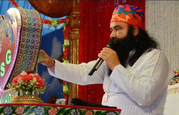 यह सब तब शुरू हुआ जब सीबीआई अदालत के विशेष न्यायाधीश जगदीप सिंह ने बीते दिन विवादास्पद डेरा प्रमुख गुरमीत राम रहीम सिंह को 2002 में अपनी दो शिष्याओं के साथ दुष्कर्म के आरोपों का दोषी करार दिया. इस मामले में राम रहीम को सोमवार को सजा सुनाई जाएगी.