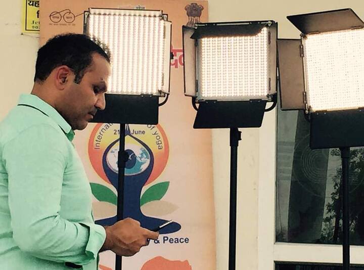 पूरे दिन इस संघर्ष के बाद टीम इंडिया के पूर्व बल्लेबाज़ी वीरेंदर सहवाग ने ट्वीट कर लोगों से शांति बनाए रखने की अपील की.