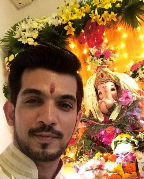 टीवी के मशूहर एक्टर अर्जुन बिजलानी ने अपने घर गणपति को स्थापित किया है. उन्होंने गणपति के साथ की एक सेल्फी को इंस्टाग्राम पर शेयर किया है. 