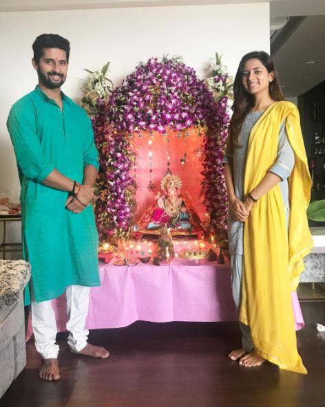  लोकप्रिय टीवी जोड़ी रवि दुबे और पत्नी सर्गुन ने भी अपने घर में गणपति का कुछ इस तरह से स्वागत किया.