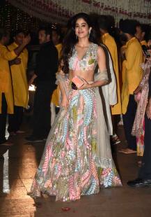 अंबानी के गणपति सेलिब्रेशन में दिखा जाह्नवी कपूर का ट्रेडिनशनल अवतार, देखें तस्वीरें