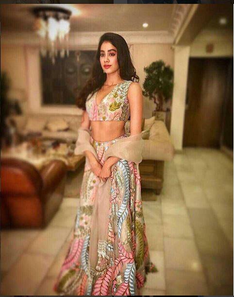 जाह्नवी कपूर जल्द ही बॉलीवुड में डेब्यू करने वाली हैं लेकिन इसे लेकर अभी तक कोई ऑफिशियल बयान नहीं आया है.