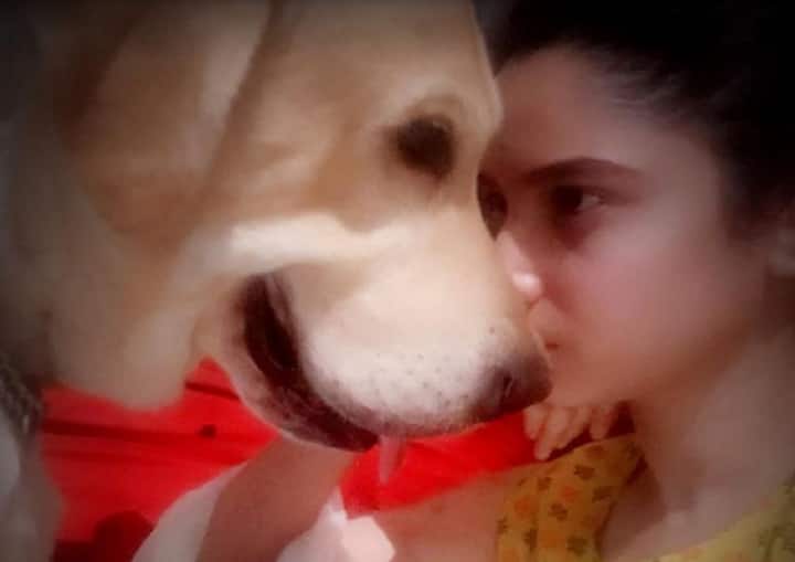 अंकिता लोखंडे अपने पेट लैब्रडॉर के साथ भी क्वालिटी टाईम बिताती हैं.