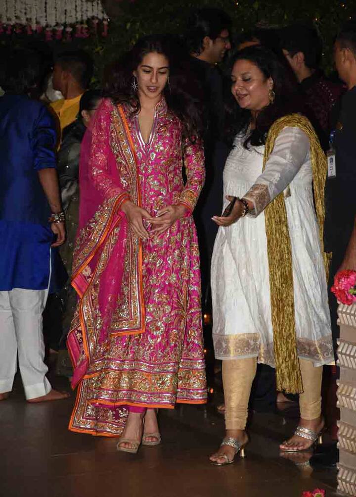 बता दें कि अब सारा अक्सर ही बड़े सितारों के सेलिब्रेशन में नज़र आती हैं.