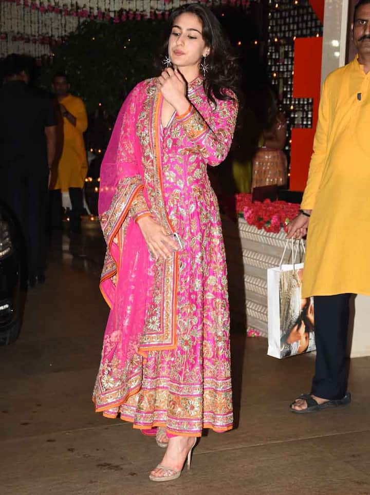 कल मुंबई में मुकेश और नीता अंबानी ने अपने यहां गणेश चतुर्थी सेलिब्रेट करने के लिए पूजा का आयोजन किया जिसमें बॉलीवुड के तीनों खान, अमिताभ बच्चन, ऐश्वर्या राय, दीपिका पादुकोण, रनवीर सिंह, सारा अली खान सहित पूरा बॉलीवुड पहुंचा. लेकिन यहां पर सबकी निगाहें सैफ अली खान की बेटी सारा कपूर पर रहीं. आगे देखिए तस्वीरें