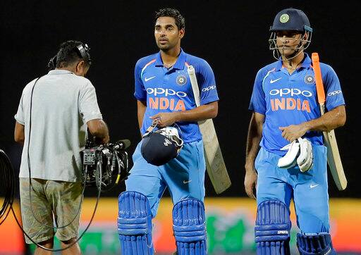 गुरूवार को खेले गए भारत-श्रीलंका दूसरे वनडे मुकाबले में धोनी-भुवनेश्वर के शानदार प्रदर्शन की मदद से भारत ने मैच अपने नाम कर लिया. ये मैच इतना रोमांचक था कि किसी भी क्षण किसी एक टीम की जीत बता पाना मुश्किल लग रहा था.