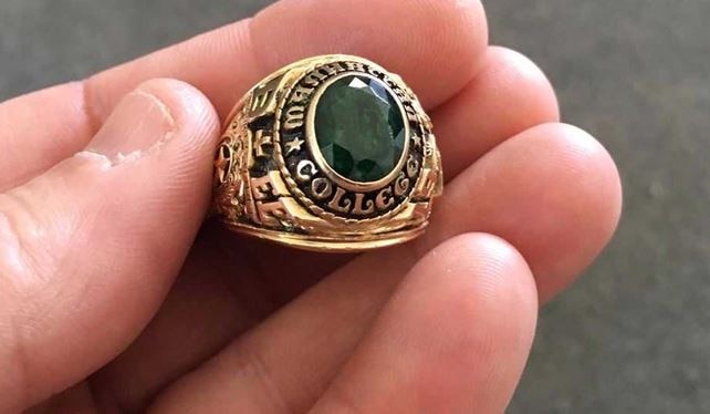 Couple Finds Their Ring After 47 Years 47 साल बाद, हनीमून पर खोई अंगूठी ने दंपत्ति में नई मोहब्बत डाल दी