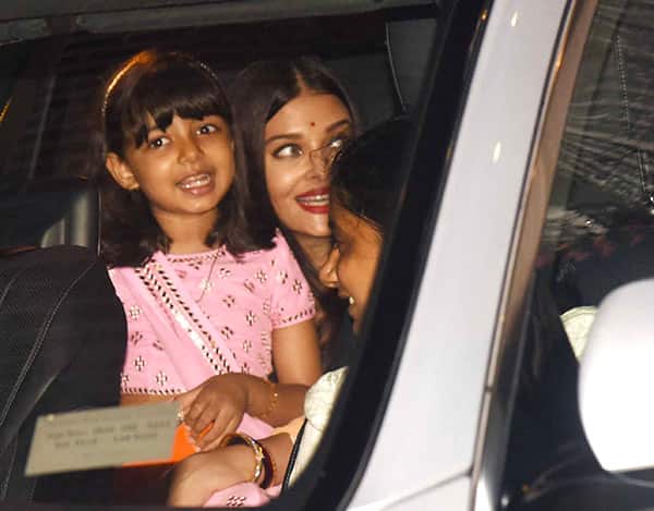 बेटी अराध्या के साथ पहुंचे अभिषेक बच्चन और ऐश्वर्या राय बच्चन. कार में मम्मी ऐश्वर्या राय के साथ खेलतीं अराध्या. 