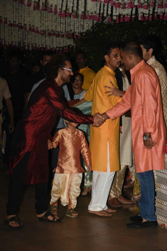 सेलिब्रेशन में मेहमानों से मिलते आमिर खान.