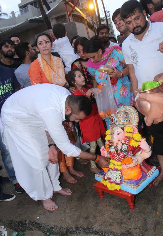 आगे देखें विसर्जन की कुछ और भी तस्वीरें