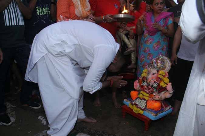 आगे देखें विसर्जन की कुछ और भी तस्वीरें