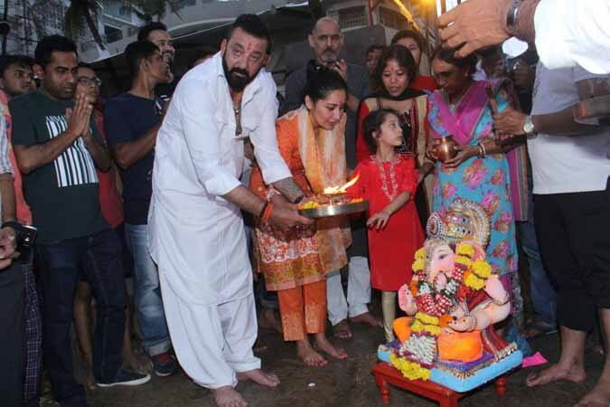 विसर्जन के दौरान संजय दत्त सफेद कुरते में दिखाई दिए.