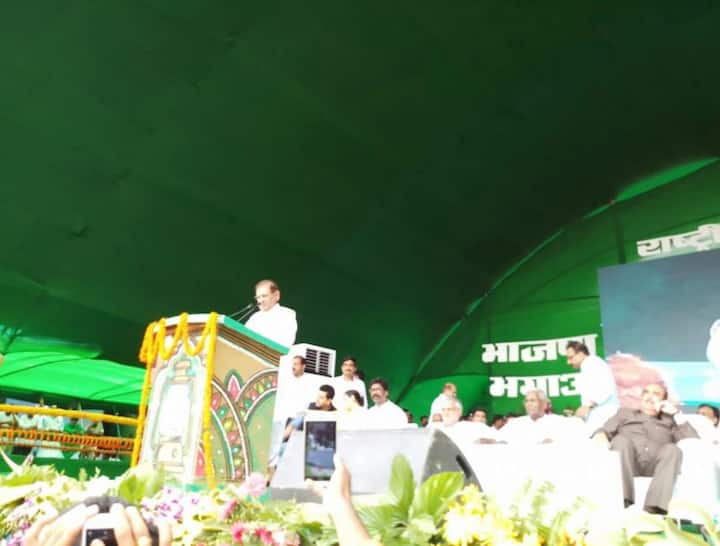   जनता दल (युनाइटेड) के पूर्व अध्यक्ष शरद यादव ने विपक्षी दलों की रैली को संबोधित करते हुए कहा कि लोकतंत्र जुमलों से नहीं, सच्ची बोली से चलती है. उन्होंने कहा कि नीतीश कुमार ने भले ही बिहार में महागठबंधन से नाता तोड़ लिया, लेकिन अब देश में महागठबंधन बनेगा. 