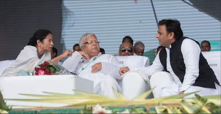  आरजेडी ने गांधी मैदान की इस रैली को जहां सफल साबित बताया, वहीं बीजेपी और जेडी(यू) ने इस रैली को फ्लॉप करार दिया. इस रैली को लेकर पटना में सुरक्षा के पुख्ता प्रबंध किए गए थे. रैली को लेकर पटना की सभी सड़कें आरजेडी के पोस्टर, बैनरों और झंडों से पटा रहा. 