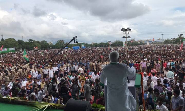 उन्होंने अपने परिवार पर दर्ज मामले को फर्जी बताते हुए कहा कि उन्हें डराने के लिए यह सब मुकदमे दर्ज कराए जा रहे हैं. इस दौरान लालू ने कहा, 