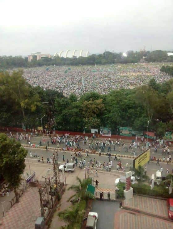 उन्होंने प्रधानमंत्री नरेंद्र मोदी पर निशाना साधते हुए युवाओं से कहा, 