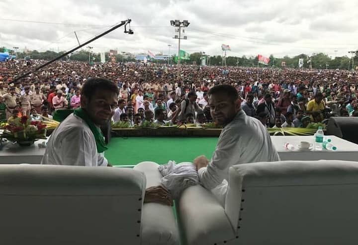 इस रैली में समाजवादी पार्टी की ओर से उत्तर प्रदेश के पूर्व मुख्यमंत्री अखिलेश यादव और राष्ट्रीय लोक दल के जयंत चैधरी ने भी शिरकत की. लालू प्रसाद की पत्नी और बिहार की पूर्व मुख्यमंत्री राबड़ी देवी, पूर्व मंत्री तेज प्रताप यादव, मीसा भारती सहित कई नेता भी उपस्थित रहे. तेज प्रताप यादव ने मंच पर शंख मंगाकर शंखनाद किया.