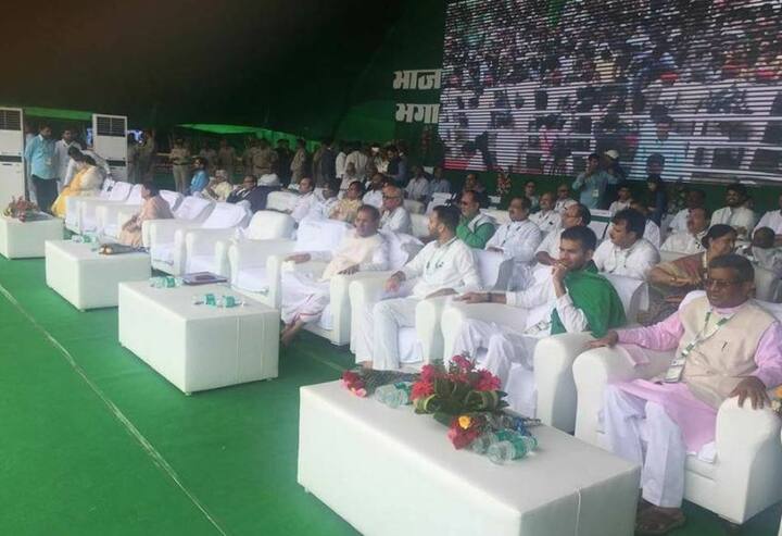 झारखंड के पूर्व मुख्यमंत्री हेमंत सोरेन, झारखंड विकास मोर्चा (झाविमो) के प्रमुख और झारखंड के पूर्व मुख्यमंत्री बाबूलाल मरांडी, आरजेडी के वरिष्ठ नेता रघुवंश प्रसाद सिंह, शिवानंद तिवारी समेत और भी कई नेता मौजूद रहे. इसके अलावा राज्य के कई नेता, विधायक भी इस रैली में शामिल हो रहे. हालांकि बहुजन समाज पार्टी की अध्यक्ष मायावती ने रैली में शामिल होने से इनकार कर दिया था.