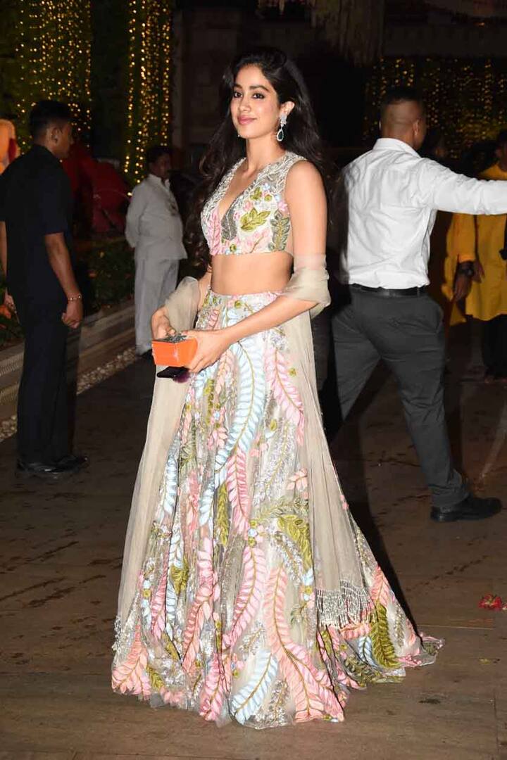  मुकेश अंबानी के घर पर हुए गणेश चतुर्थी सेलिब्रेशन पर श्रीदेवी की लाडली जाह्नवी कपूर ने अपने देसी अंदाज से सबका दिल जीत लिया था. गणेश चतुर्थी के मौके पर बॉलीवुड के कई सितारे इस सेलिब्रेशन में शामिल हुए थे. मगर सबकी नजरें जाह्नवी पर आकर टिक गई... और ऐसा हो क्यों न... क्योंकि जाह्नवी का अंदाज वहां मौजूद लोगों में सबसे जुदा था.