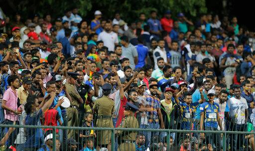 मैदान पर दर्शकों के उपद्रव की वजह से अंपायरों को करीब 35 मिनट तक मैच रोकना पड़ गया.