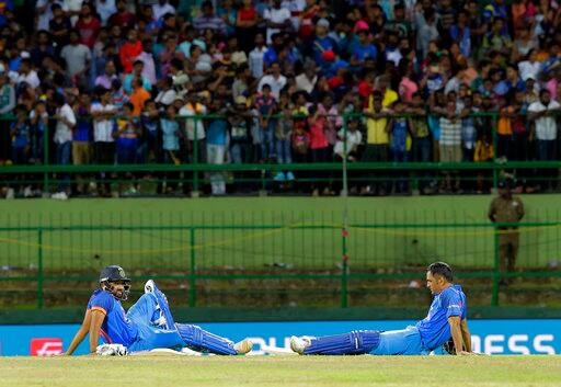 जिस समय मैदान पर दर्शकों ने उत्पाद मचाना शुरू किया उस सम भारत का स्कोर 44 ओवर के बाद 210 रन था और जीत हासिल करने के लिए उसे सिर्फ आठ रन और चाहिए थे.