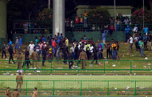 तभी, श्रीलंकाई टीम के समर्थकों के उग्र व्यवहार के चलते खिलाड़ियों को ड्रेसिंग रूम भेजना पड़ गया श्रीलंका के समर्थक मैदान में पानी की बोतलें फेंक रहे थे.