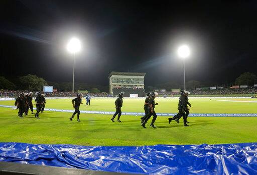 मैच दोबारा शुरू करने से पहले दर्शक दीर्घा के कुछ हिस्से से दर्शकों को हटाने के लिए सुरक्षा बलों को बुलाया गया.