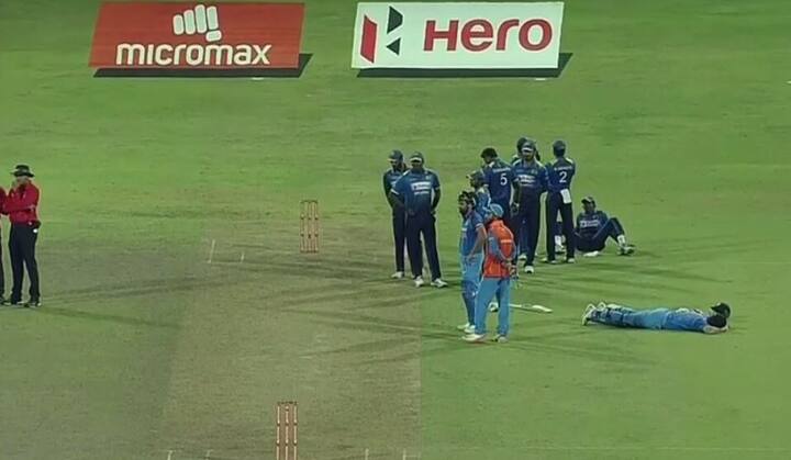 मैदान पर धोनी के सोने के लम्हे को दर्शकों ने भी सोशल मीडिया पर शेयर किया.