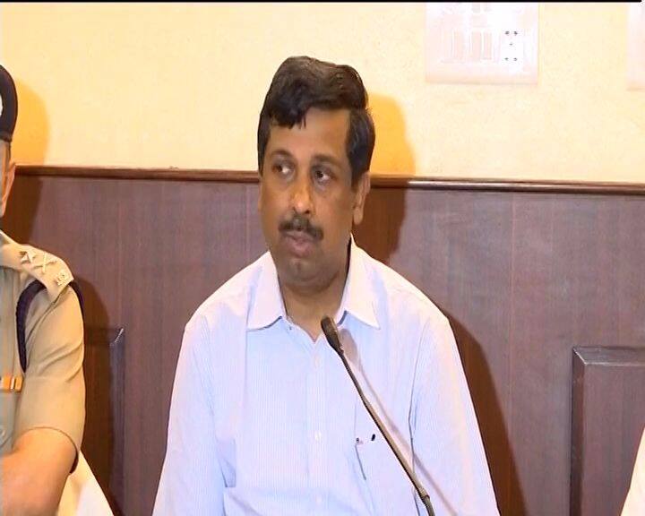 गुरमीत राम रहीम पर फैसले के बाद सिरसा पुलिस की ओर से प्रेस कॉन्फ्रेंस की गई. इसमें पुलिस अपनी पीठ थपथपाती दिखी. पुलिस ने कई ऐसी बातें कहीं जिसमें वो अपना बचाव करती दिखी. आगे पढें कि पुलिस ने क्या कहा- सिरसा पुलिस की ओर से कहा गया, 