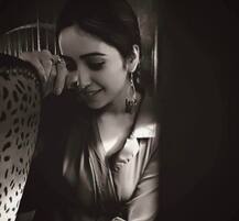 समंदर के किनारे बिकिनी में सन बाथ लेती नजर आईं टीवी एक्ट्रेस आशा नेगी