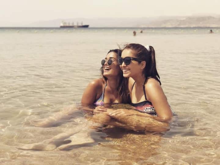 एक दूसरी तस्वीर में आशा अपनी खास दोस्त के साथ समंदर में मस्ती करती हुई नजर आईं.