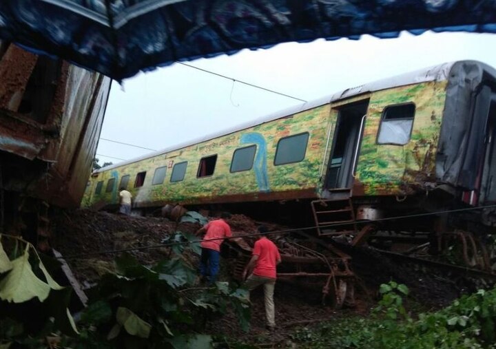 Live Nagpur Mumbai Duronto Express Derailed In Maharashtra News And Updates महाराष्ट्र में दूरंतो एक्सप्रेस के 9 डिब्बे पटरी से उतरे, कई घायल