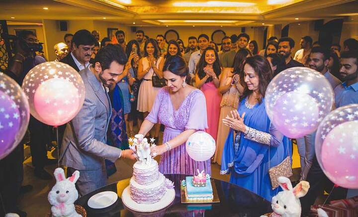 बॉलीवुड अभिनेत्री ईशा देओल जल्द ही मां बनने वाली हैं. कुछ दिनों पहले मुंबई में उनकी गोदभराई की रस्म हुई थी जिसकी तस्वीरें हमने आपको दिखाई थीं. कल ईशा की बहन अहाना देओल ने भी उनके लिए एक सरप्राइज गोदभराई पार्टी रखी.