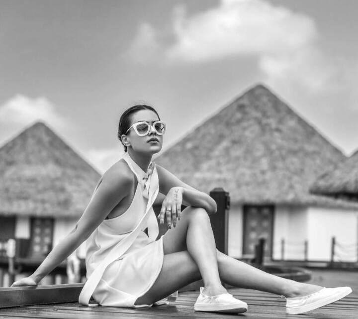 बता दें कि इन तस्वीरों को निया ने मालदीव में शूट किया गया था.