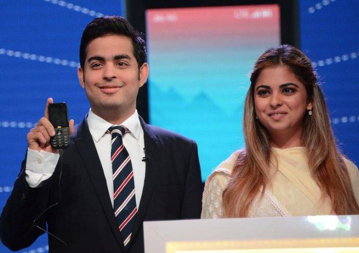 रिलायंस का जियो फोन तीन साल इस्तेमाल करने के बाद फ्री हो जाएगा.हालांकि प्री-बुकिंग के लिए 500 रुपये देने होंगे और 1000 रुपये फोन की डिलीवरी के वक़्त सिक्योरिटी के तौर पर देने होंगे जो कि तीन साल बाद लौटा दिए जाएंगे.